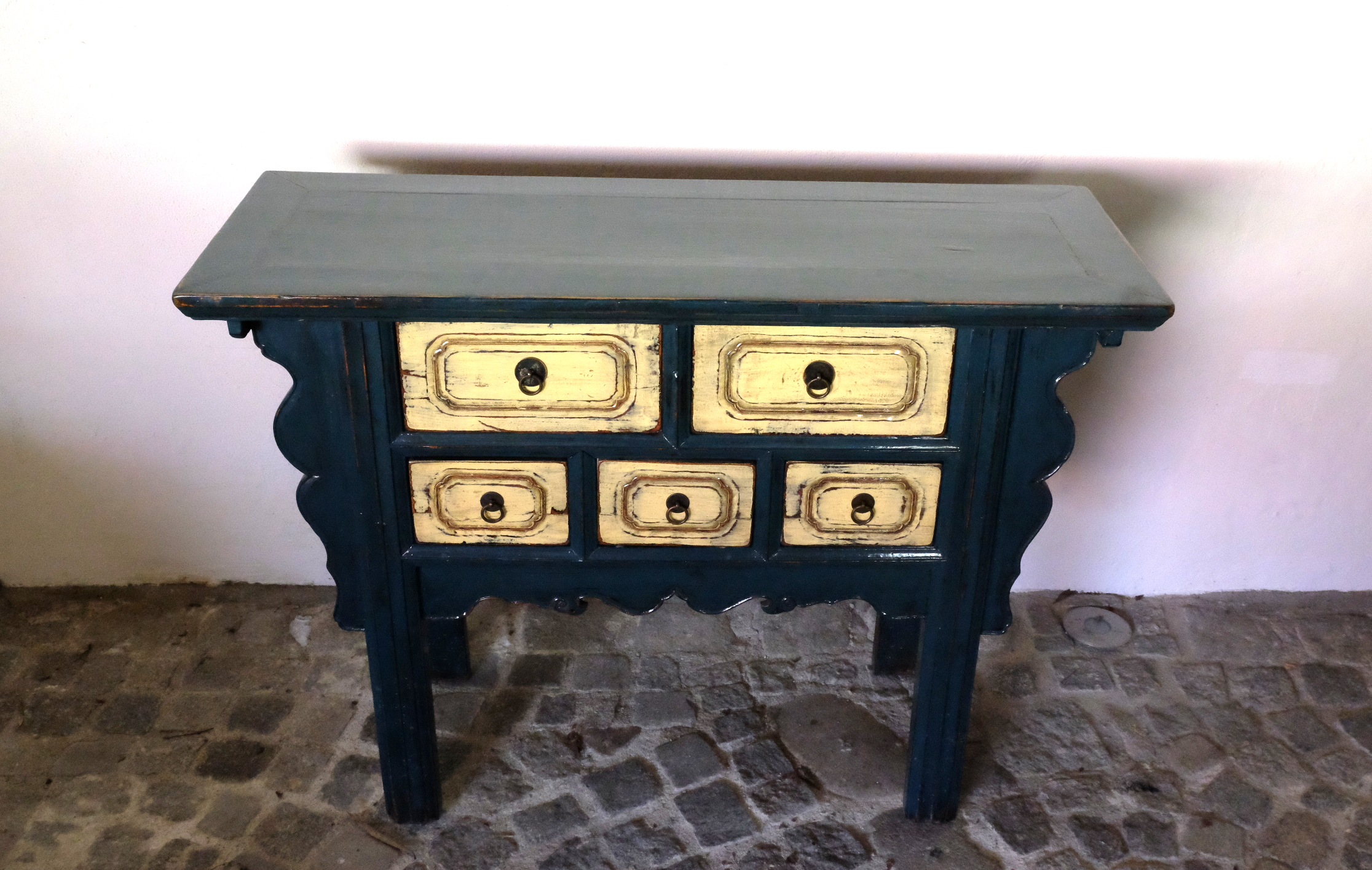 praktische konsole mit fuenf laden mit geschnitzten seitenfluegeln