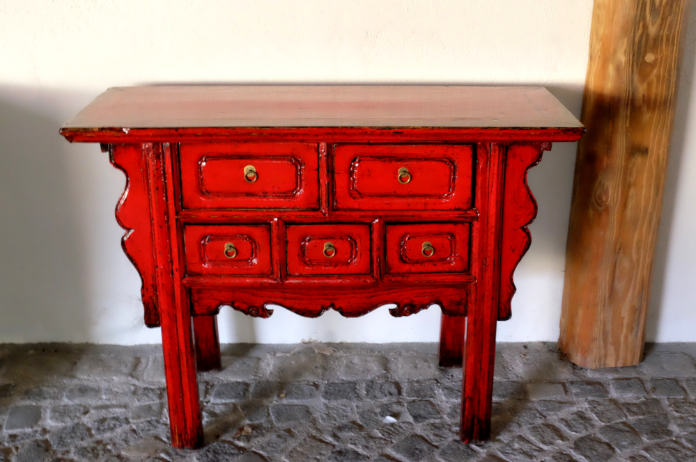 sideboard mit fuenf schubladen rot lackiert