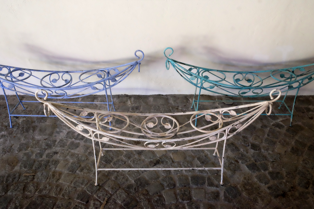 dekoratives boot aus eisen bietet platz fuer 3 pflanzentoepfe