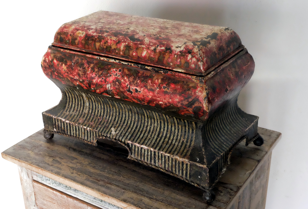 Alte Truhe aus Eisen mit rötlichem Deckel