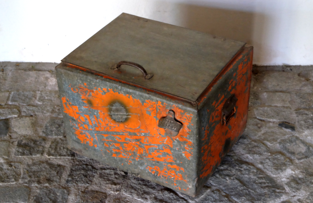 Alte Kühlbox Rot