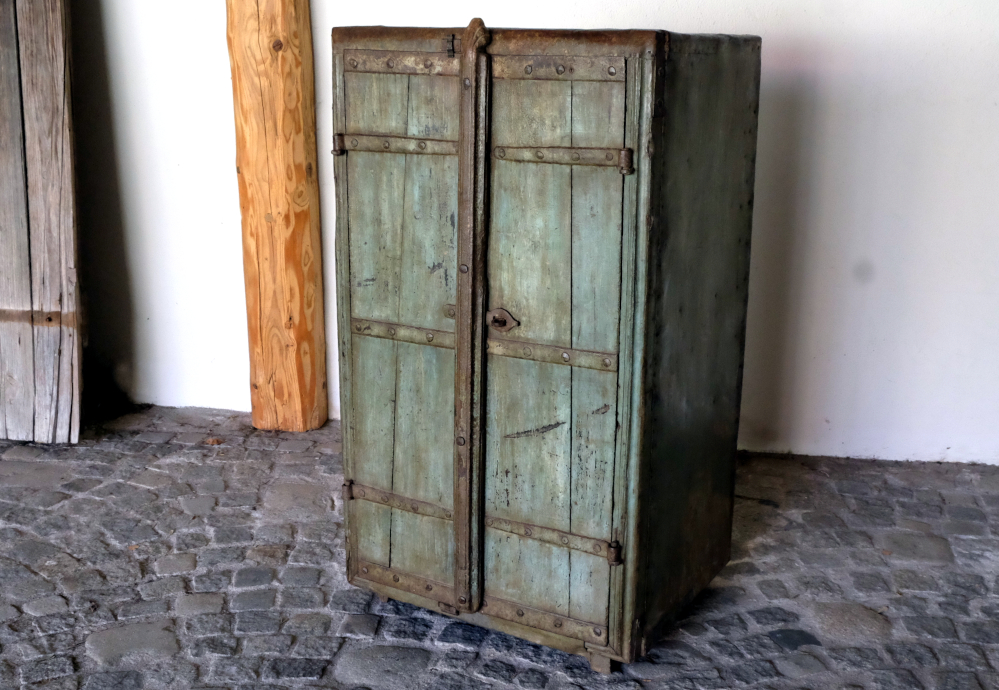 Eisenbeschlagener alter Schrank 67x55x120cm