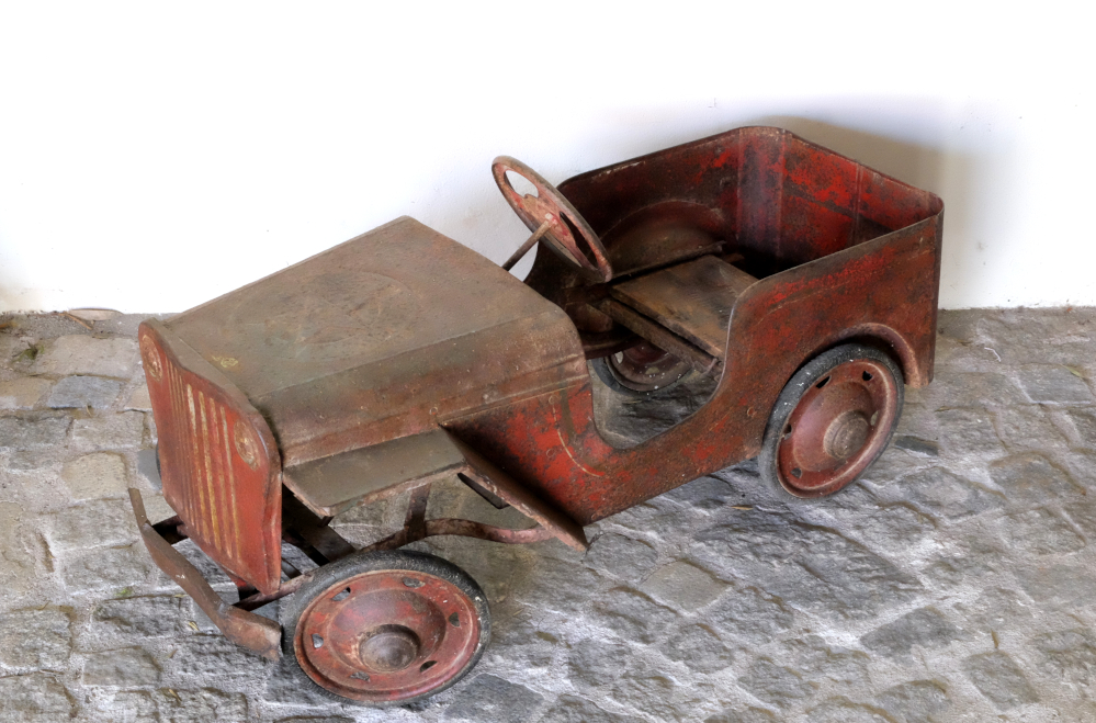 Altes Spielzeug-Tretauto