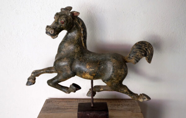 Antike Pferdeskulptur im Sprung