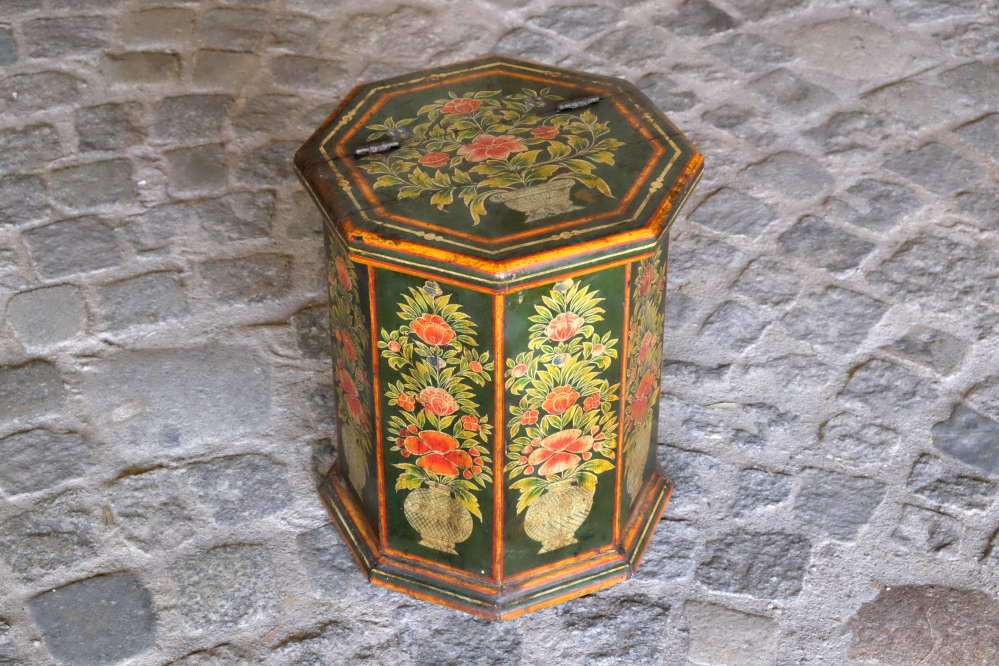 Bemalte Holzbox, 8-eckig