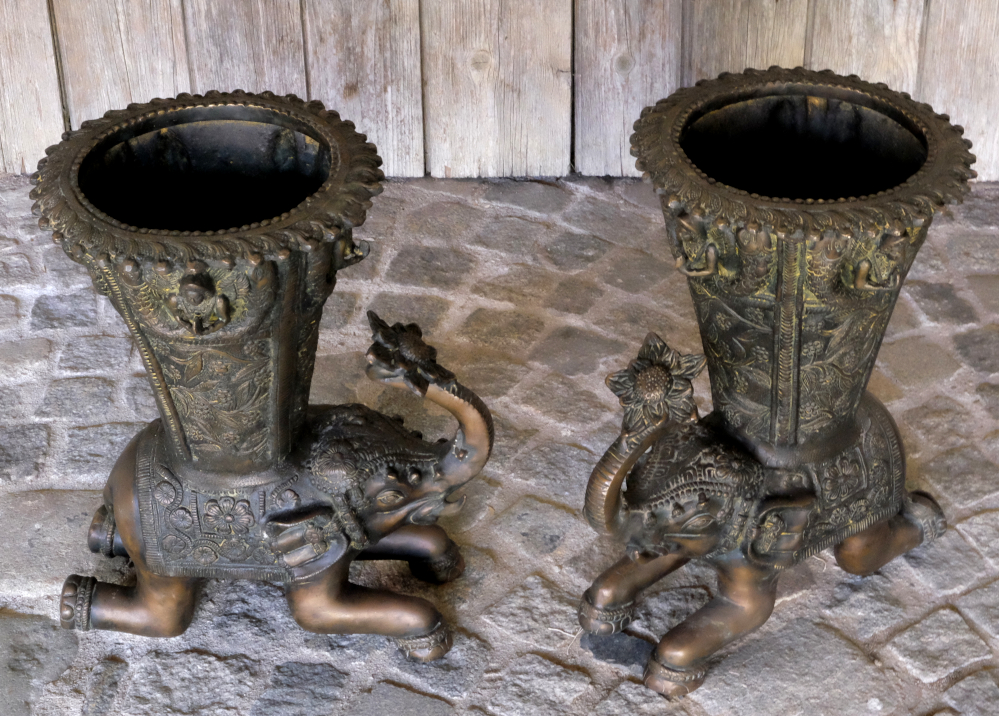 Blumenständer Bronze, Elefant