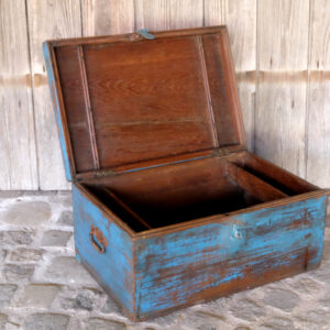 Kiste aus Holz, blaue Patina, 53x35x25cm