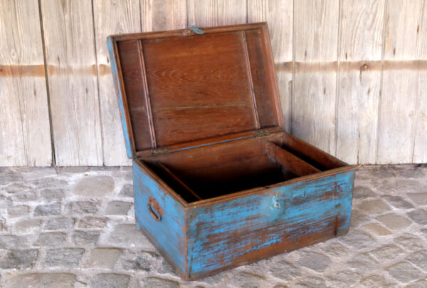 Kiste aus Holz, blaue Patina, 53x35x25cm