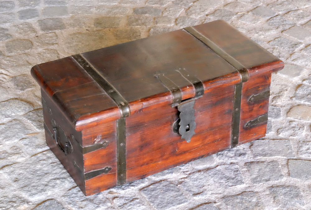 Holztruhe, klassische Beschläge