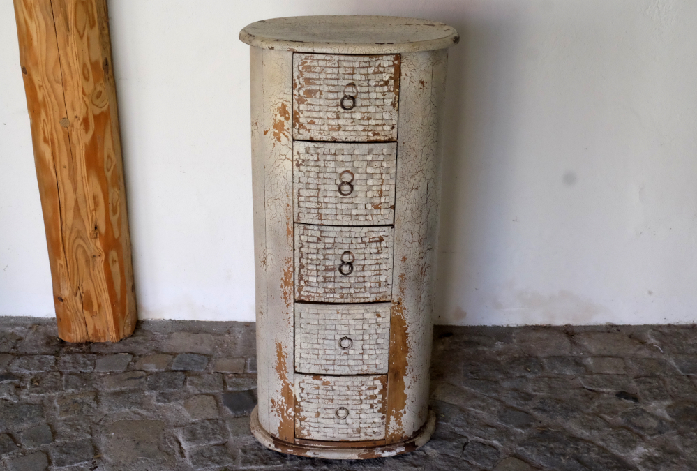 Verkauft! Ovaler Schrank mit Laden