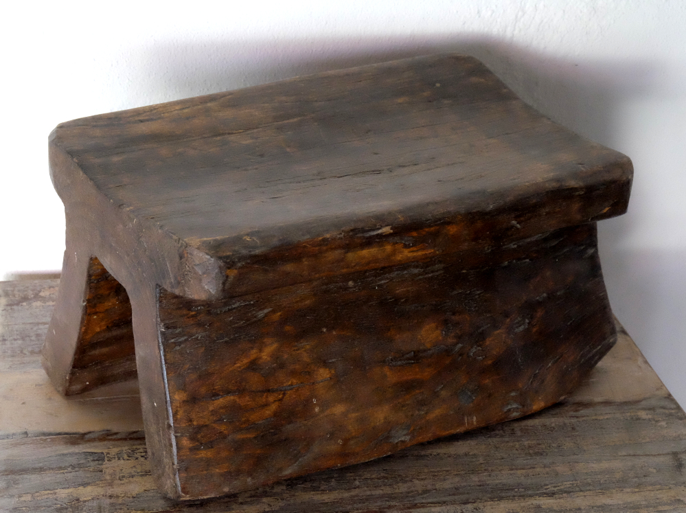 Antiker Hocker der Naga