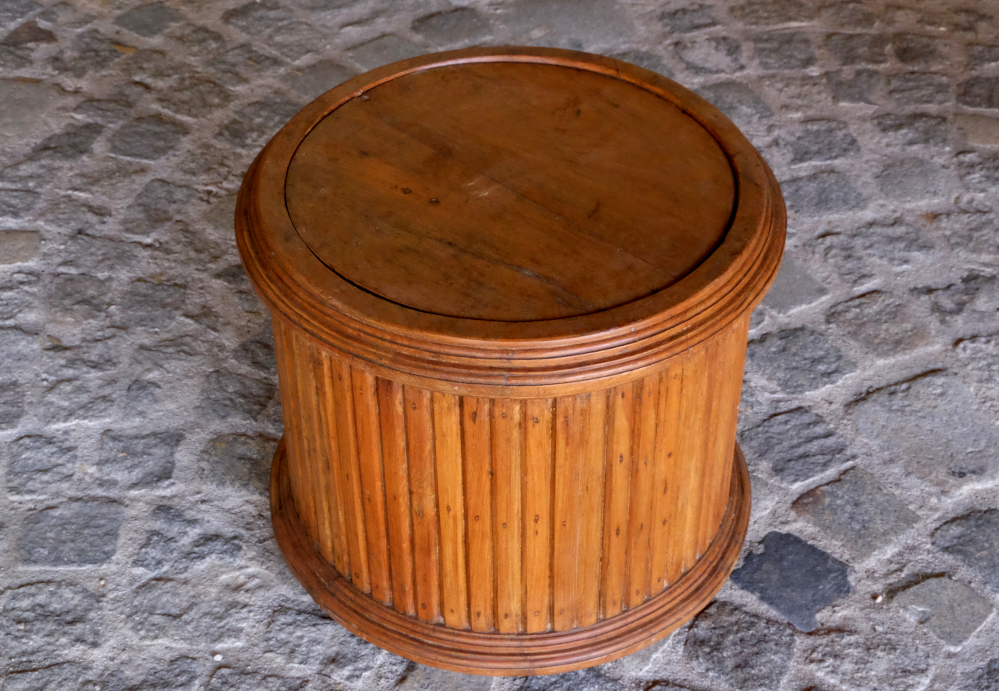 Alter runder Hocker/Podest