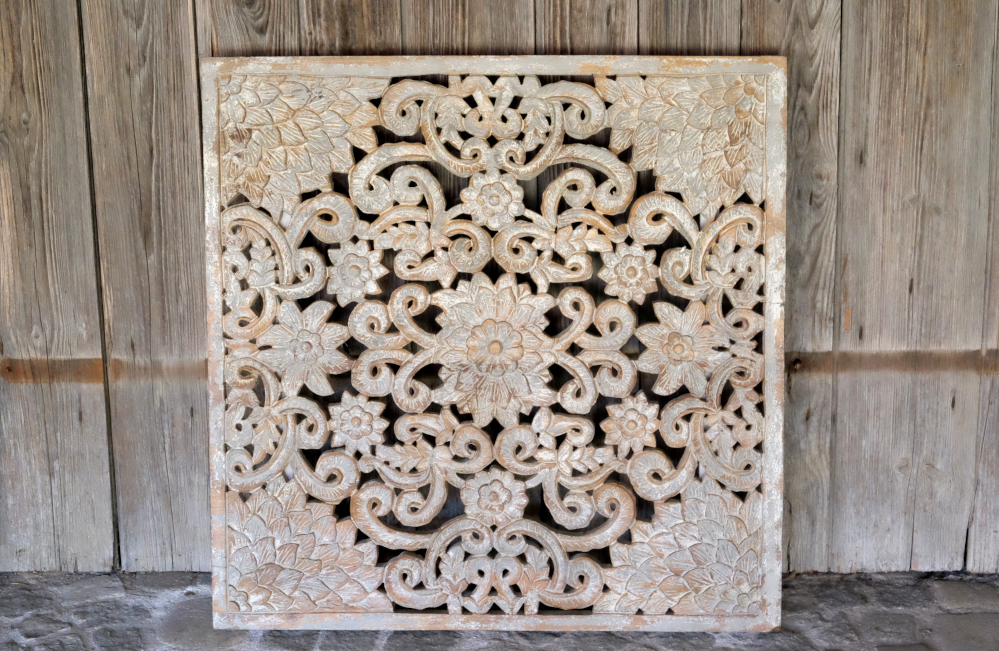 Quadratisches Relief mit altweisser Patina Weiliwohn