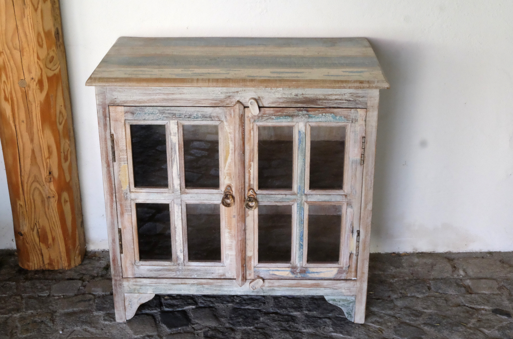 Kleiner Schrank mit Glastüren