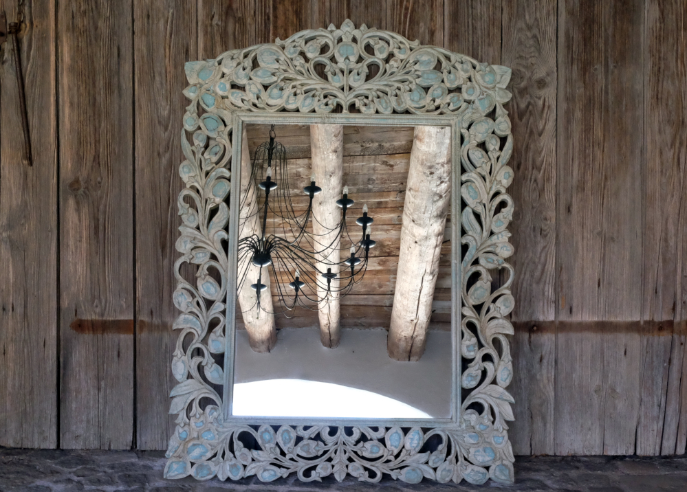 Spiegel in geschnitztem Rahmen mit floralen Ornamenten
