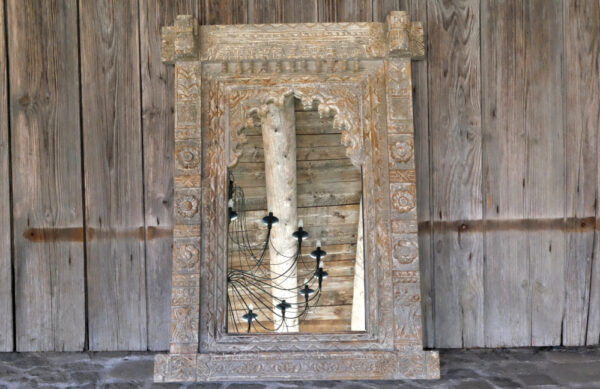 Spiegel mit geschnitztem Rahmen