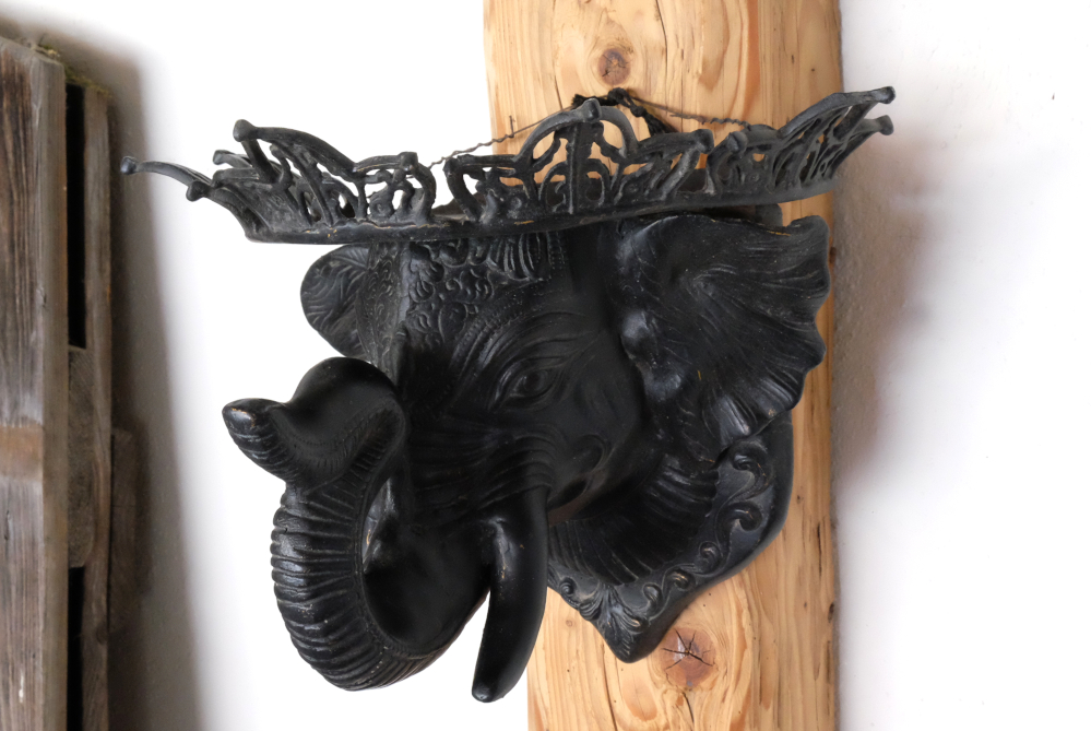 display fuer die wand in form eines glueckselefanten