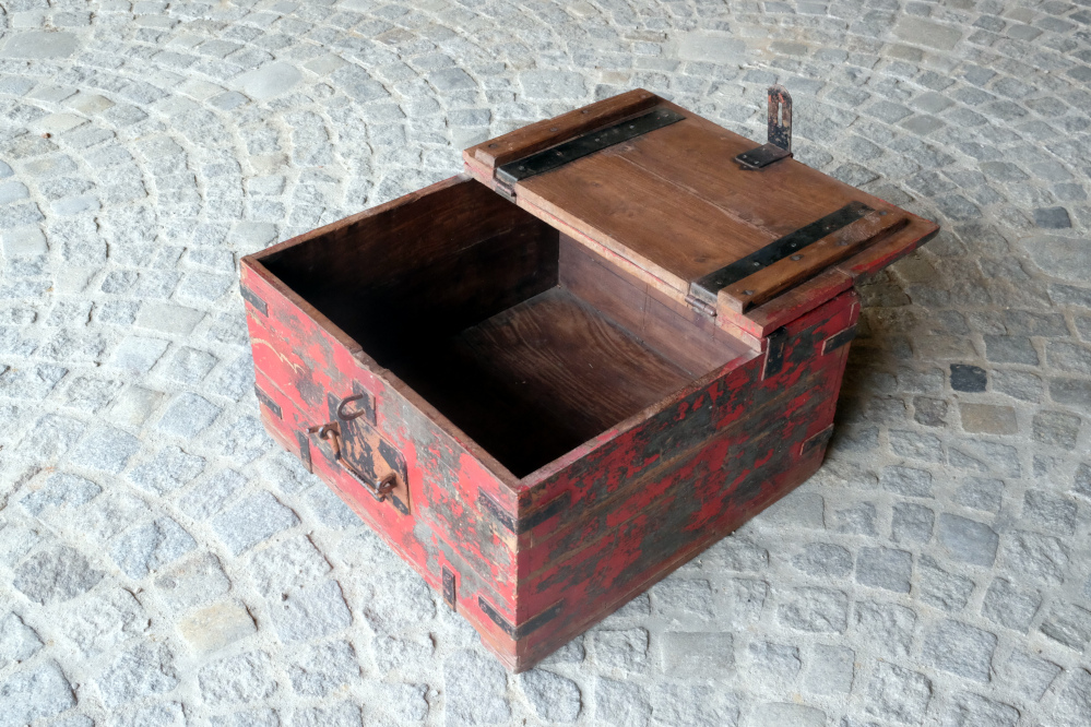 alte kiste aus indien