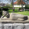 liegender buddha aus lavastein