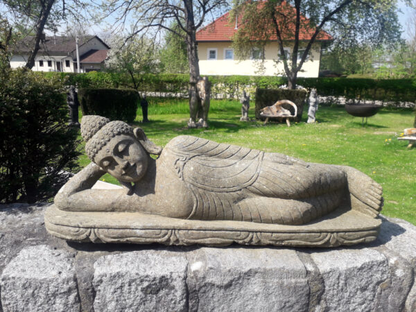 liegender buddha aus lavastein