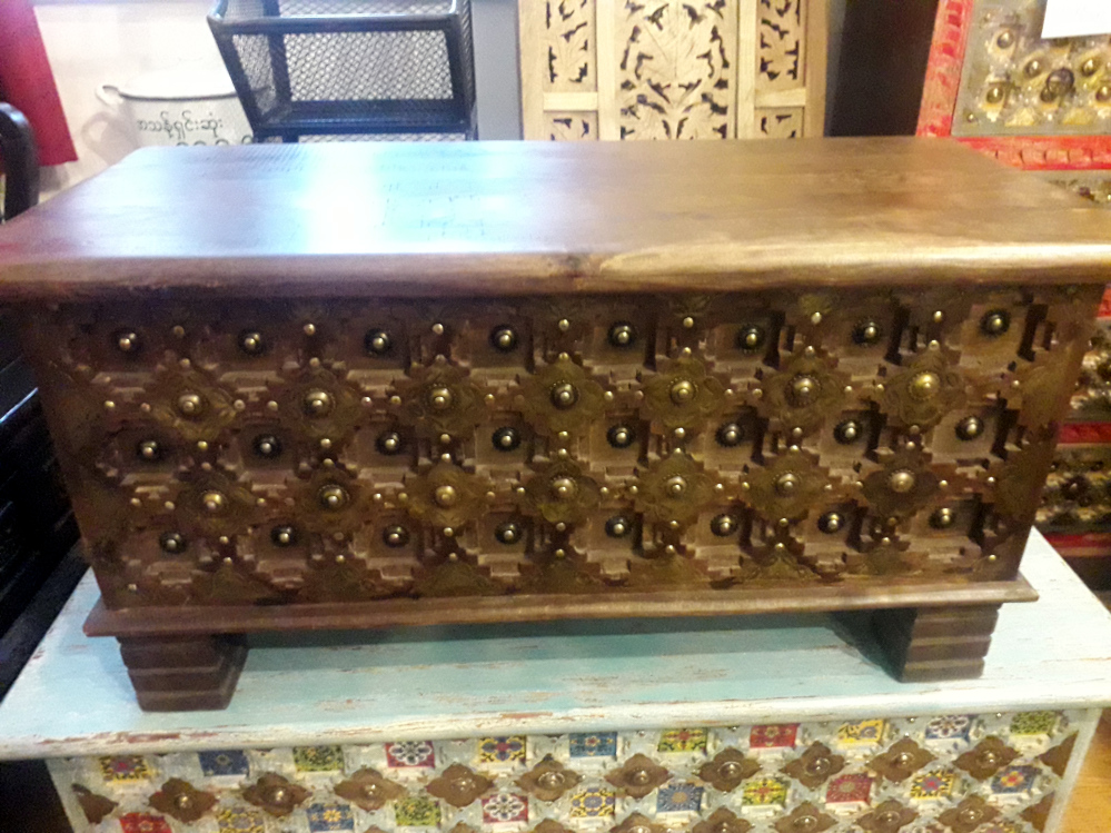 indische truhe aus shesshamholz, messingbeschläge