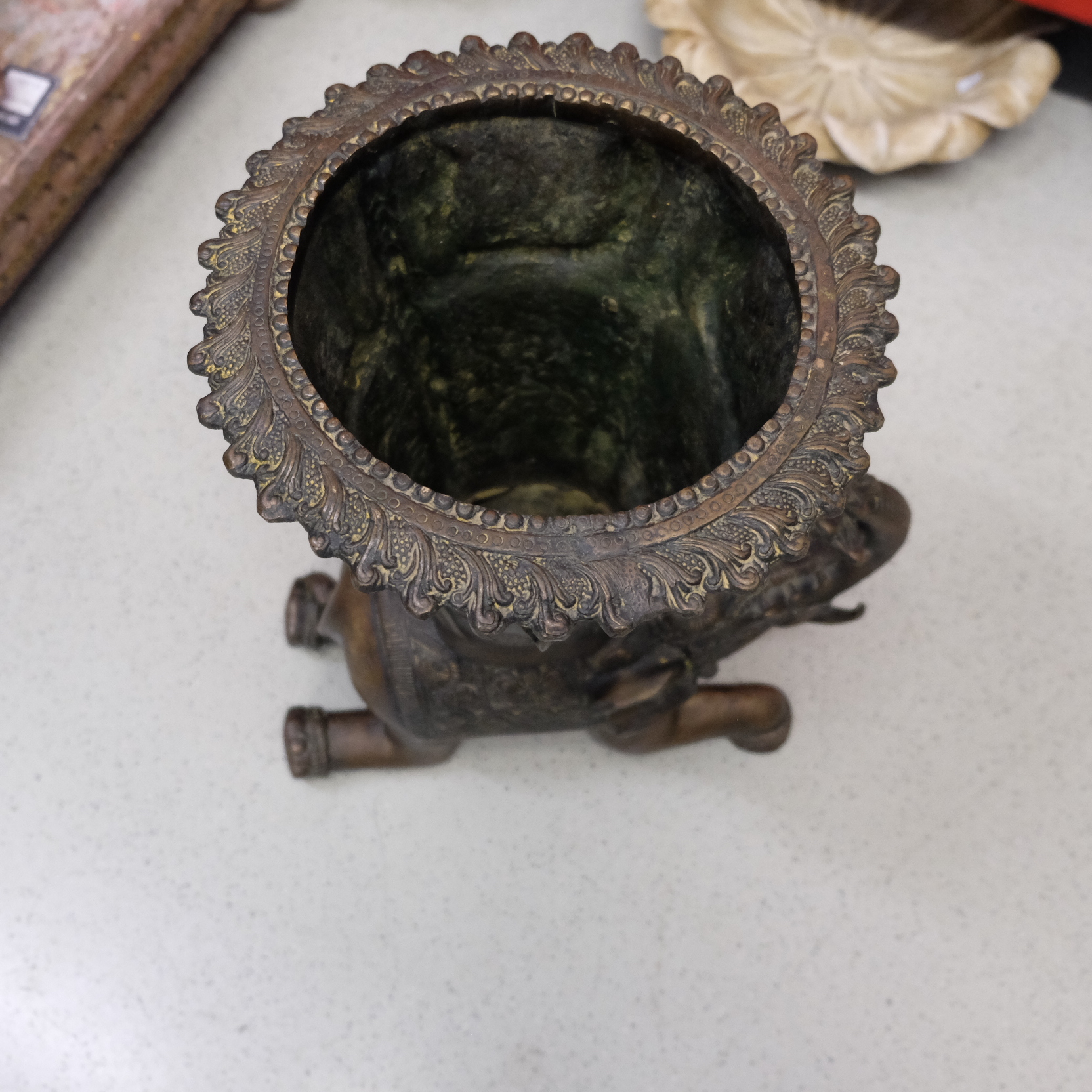 Blumenständer Bronze, Elefant