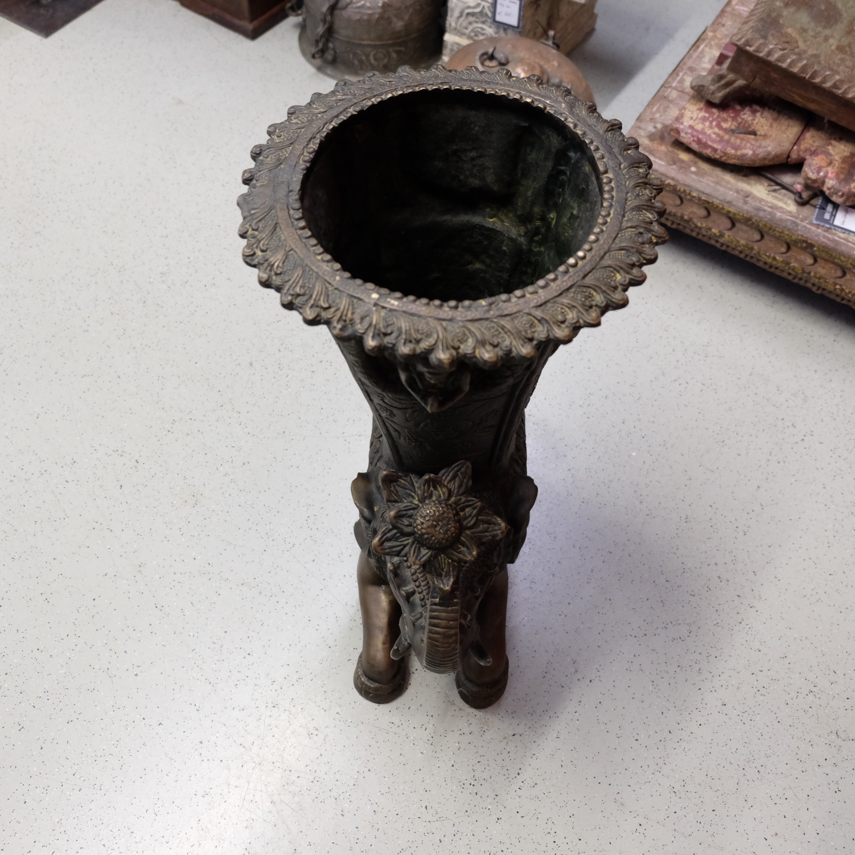 Blumenständer Bronze, Elefant