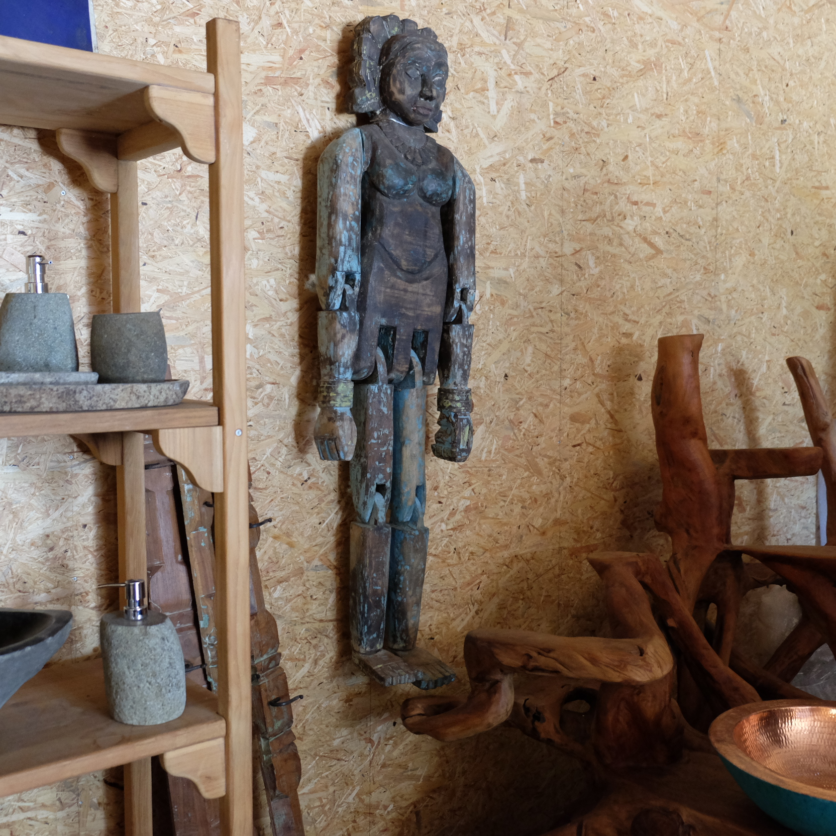 Holzpuppe mit beweglichen Gliedern