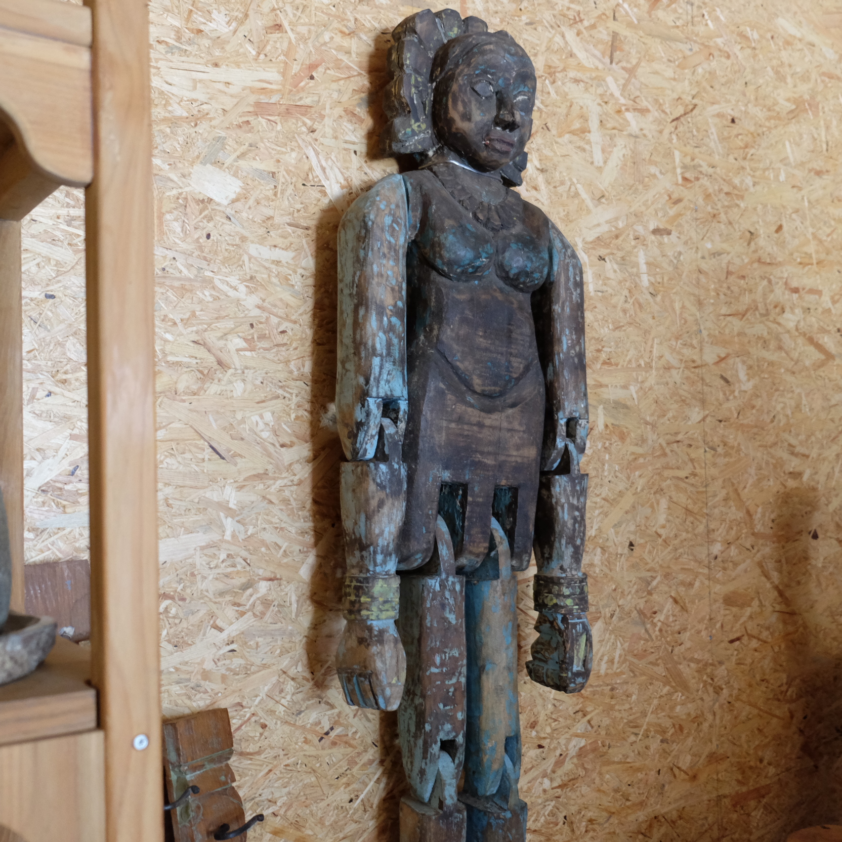 Holzpuppe mit beweglichen Gliedern