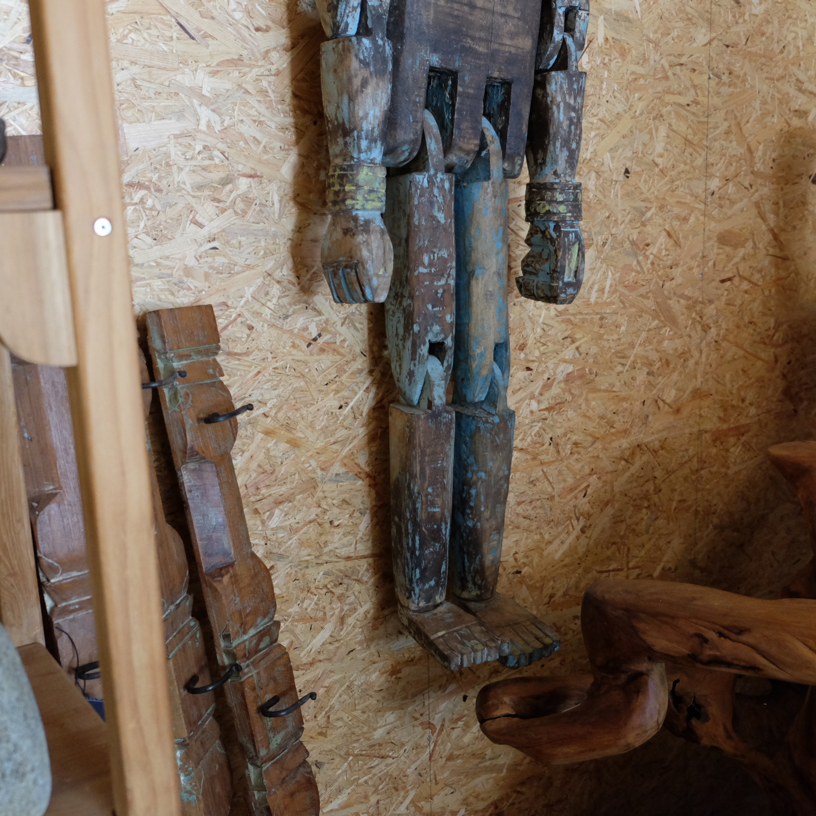 Holzpuppe mit beweglichen Gliedern