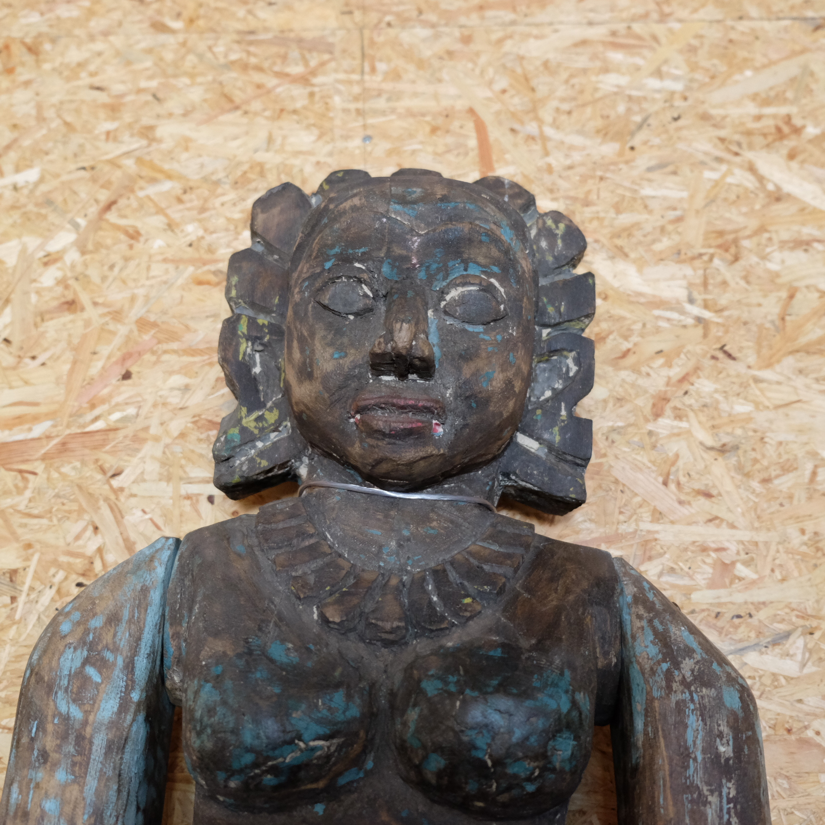 Holzpuppe mit beweglichen Gliedern