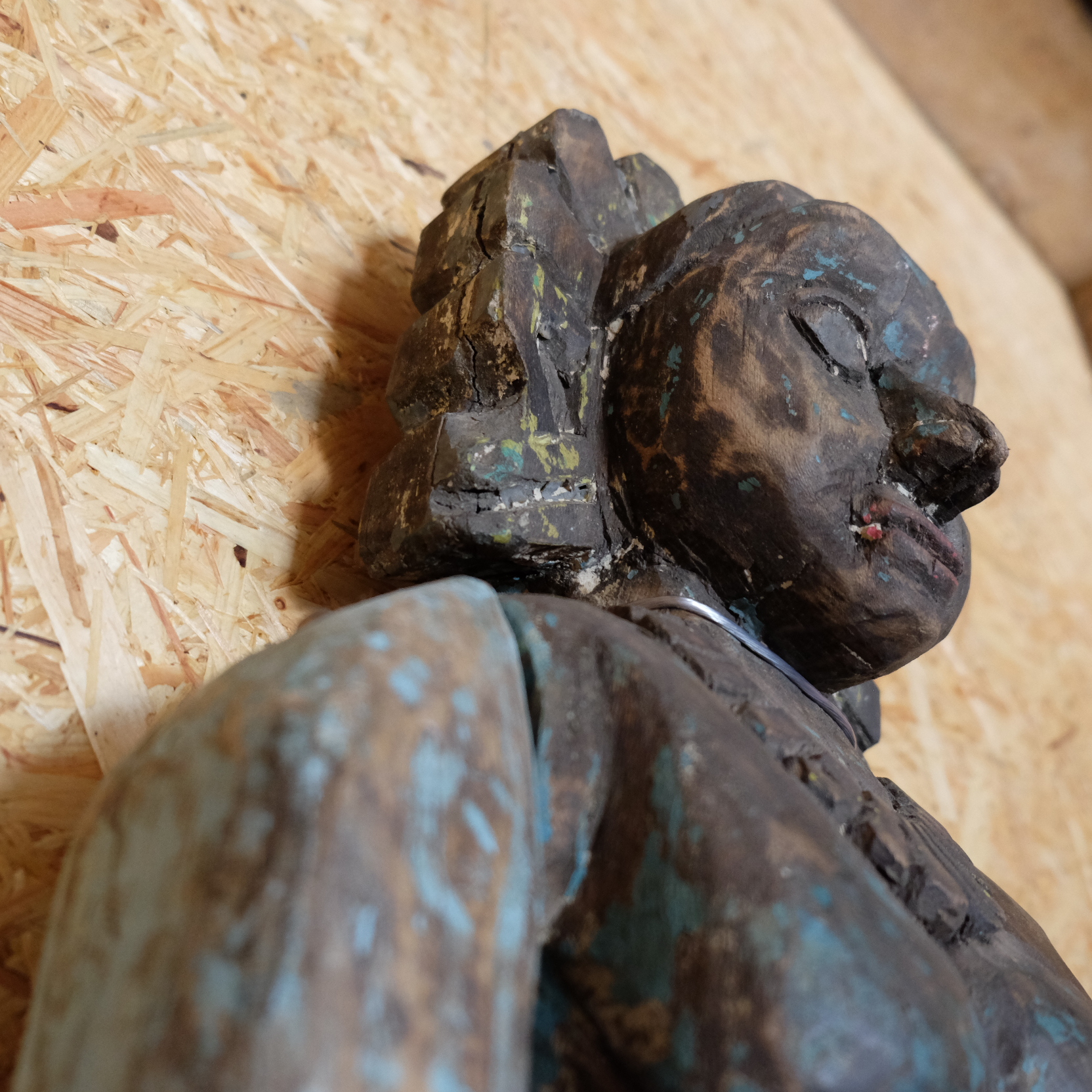 Holzpuppe mit beweglichen Gliedern