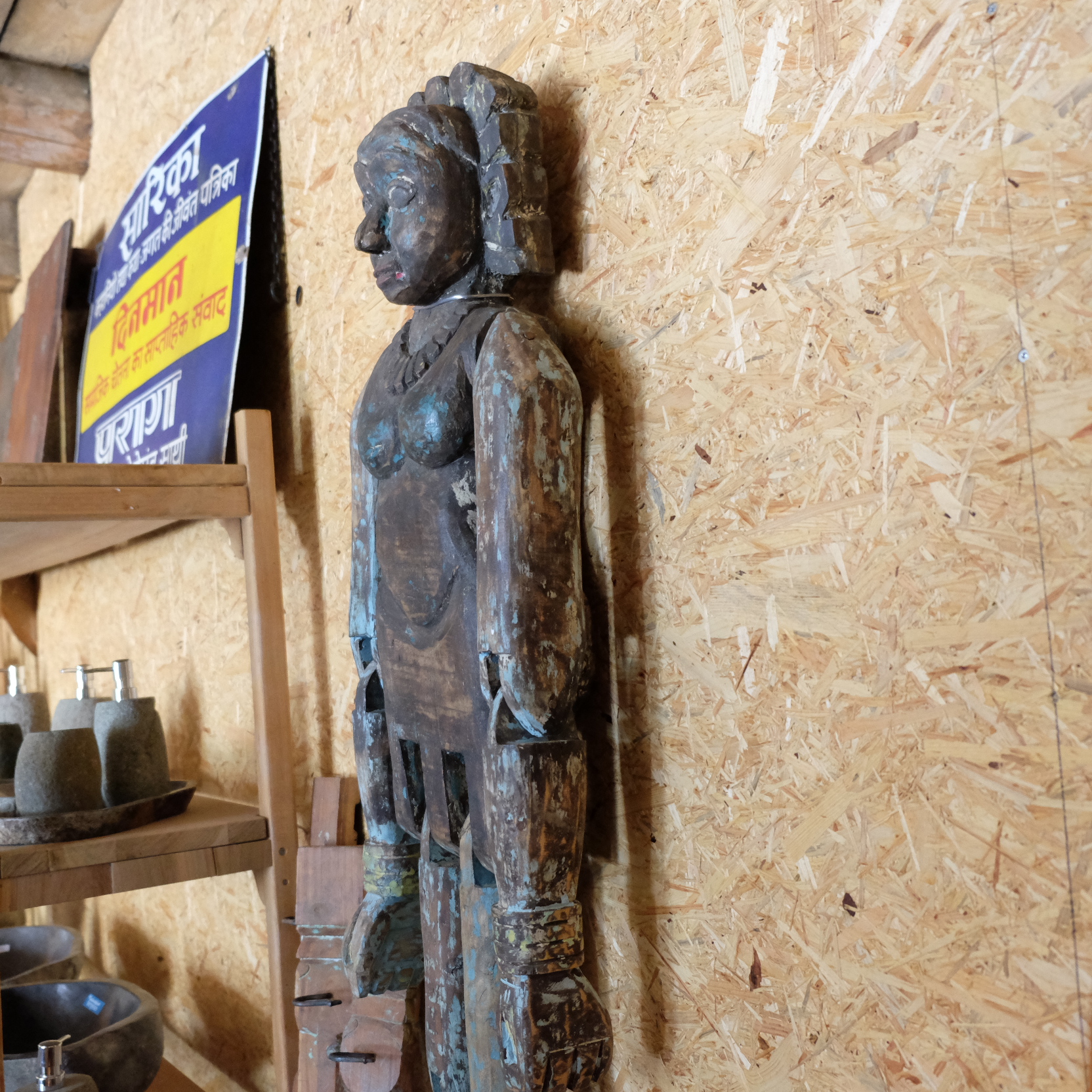 Holzpuppe mit beweglichen Gliedern