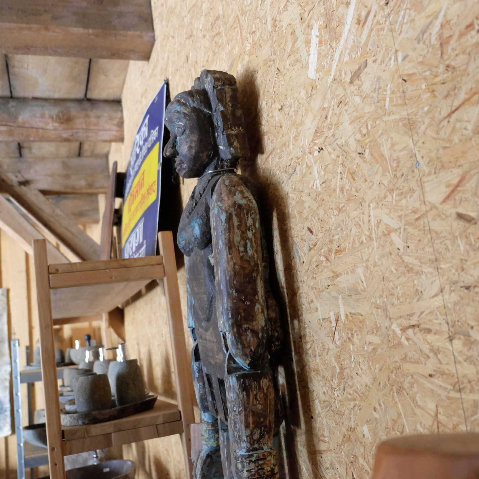 Holzpuppe mit beweglichen Gliedern