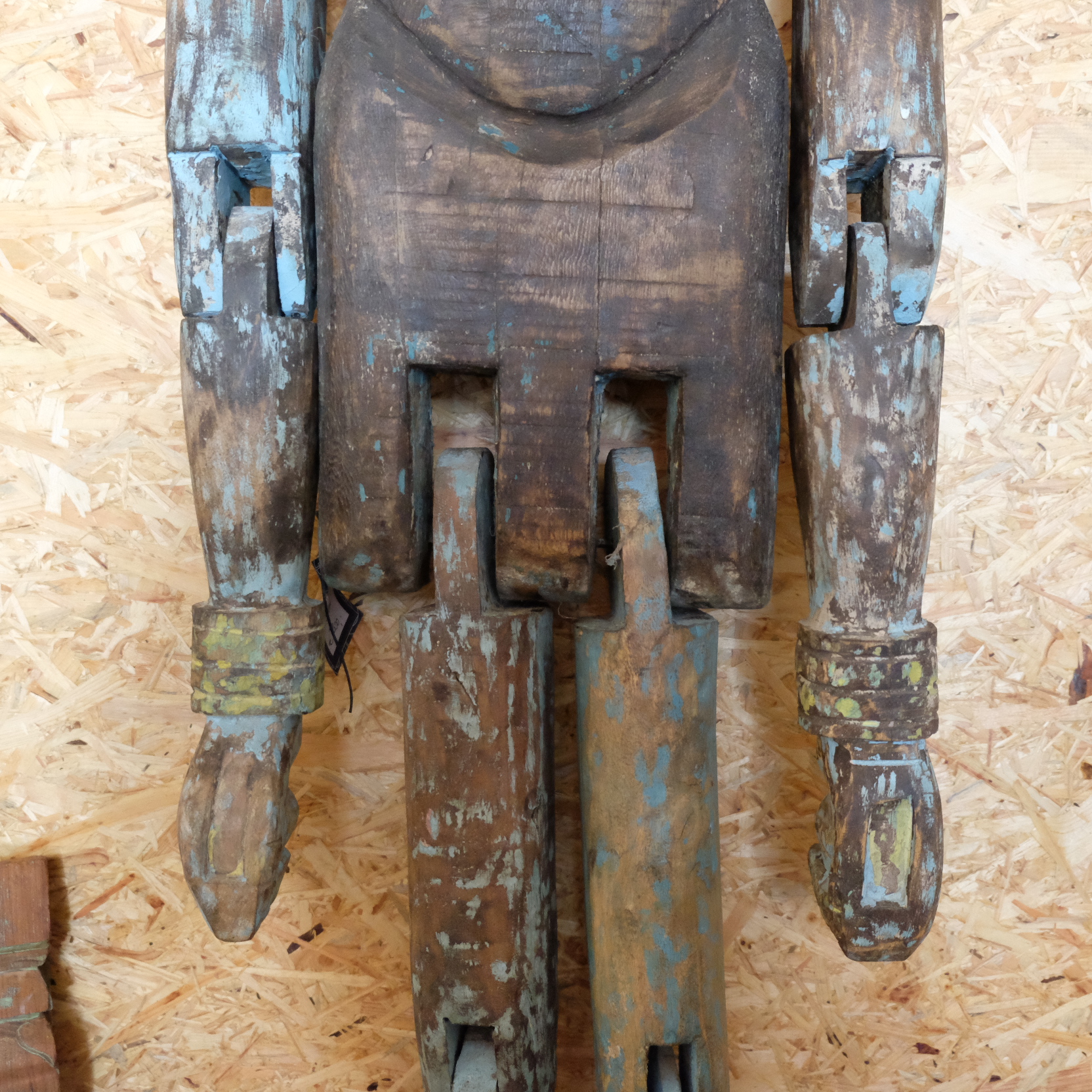 Holzpuppe mit beweglichen Gliedern