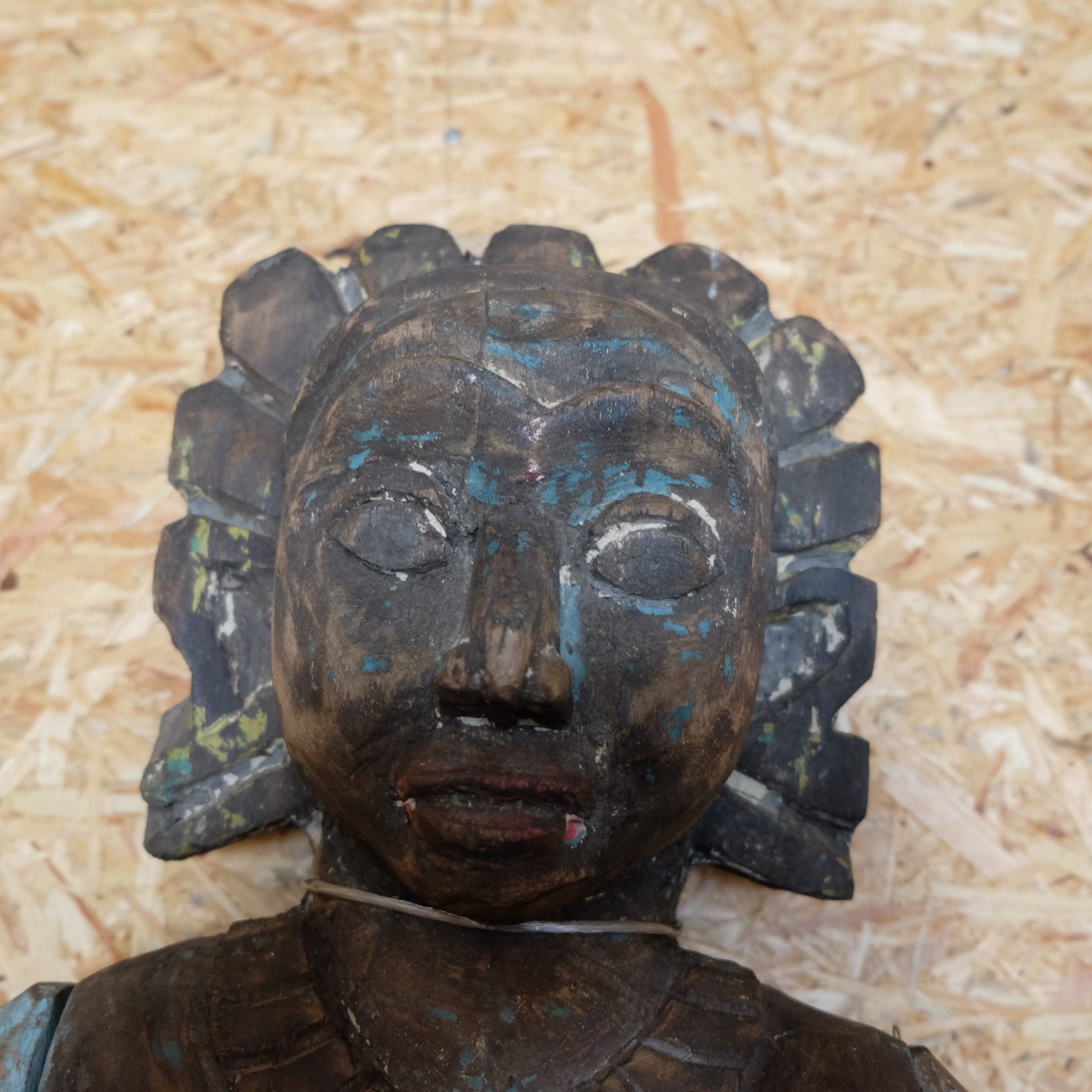 Holzpuppe mit beweglichen Gliedern