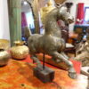 Antike Pferdeskulptur im Sprung