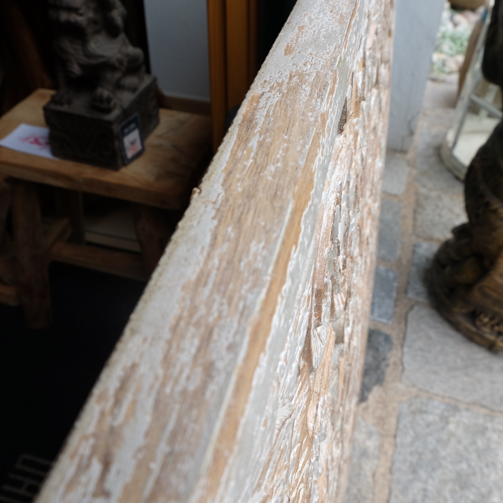 Quadratisches Relief mit altweisser Patina