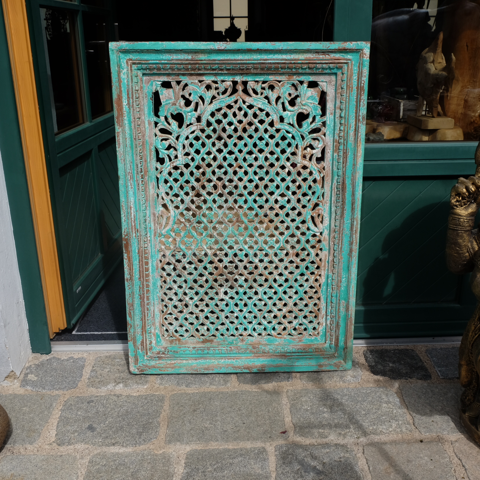 Rechteckiges Relief mit türkis-blauer Patina