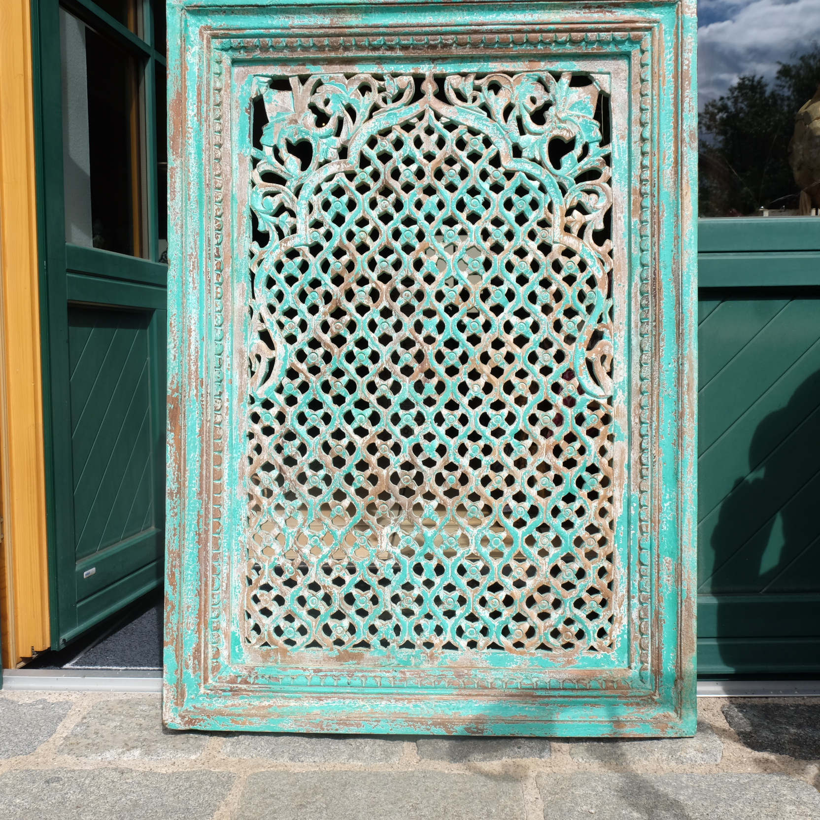 Rechteckiges Relief mit türkis-blauer Patina