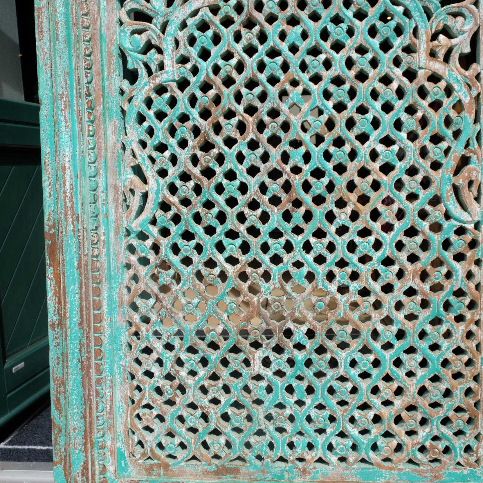 Rechteckiges Relief mit türkis-blauer Patina