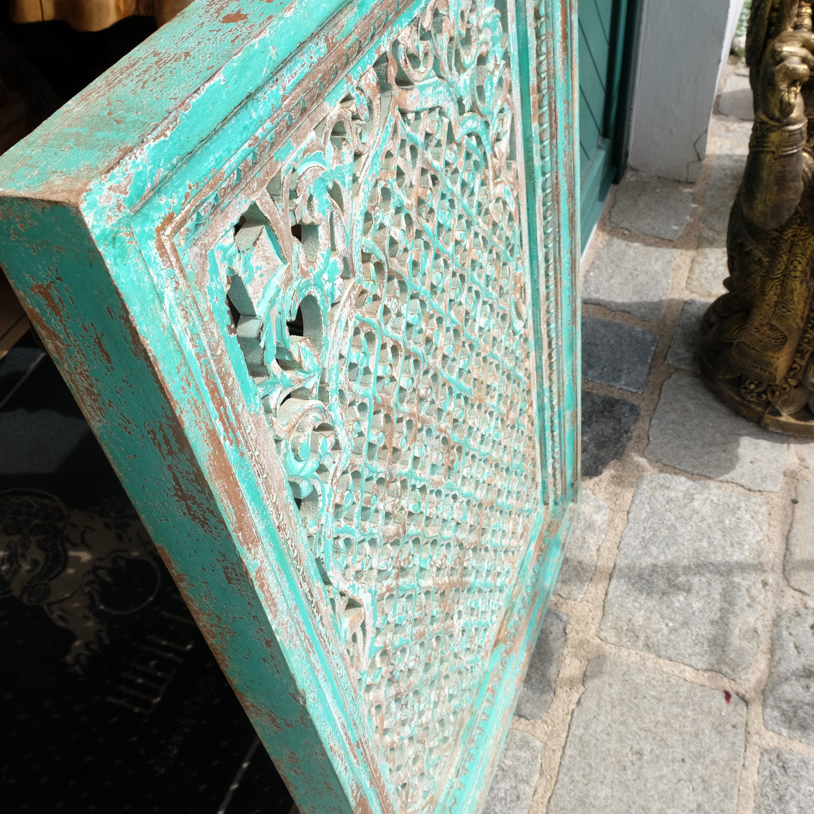 Rechteckiges Relief mit türkis-blauer Patina
