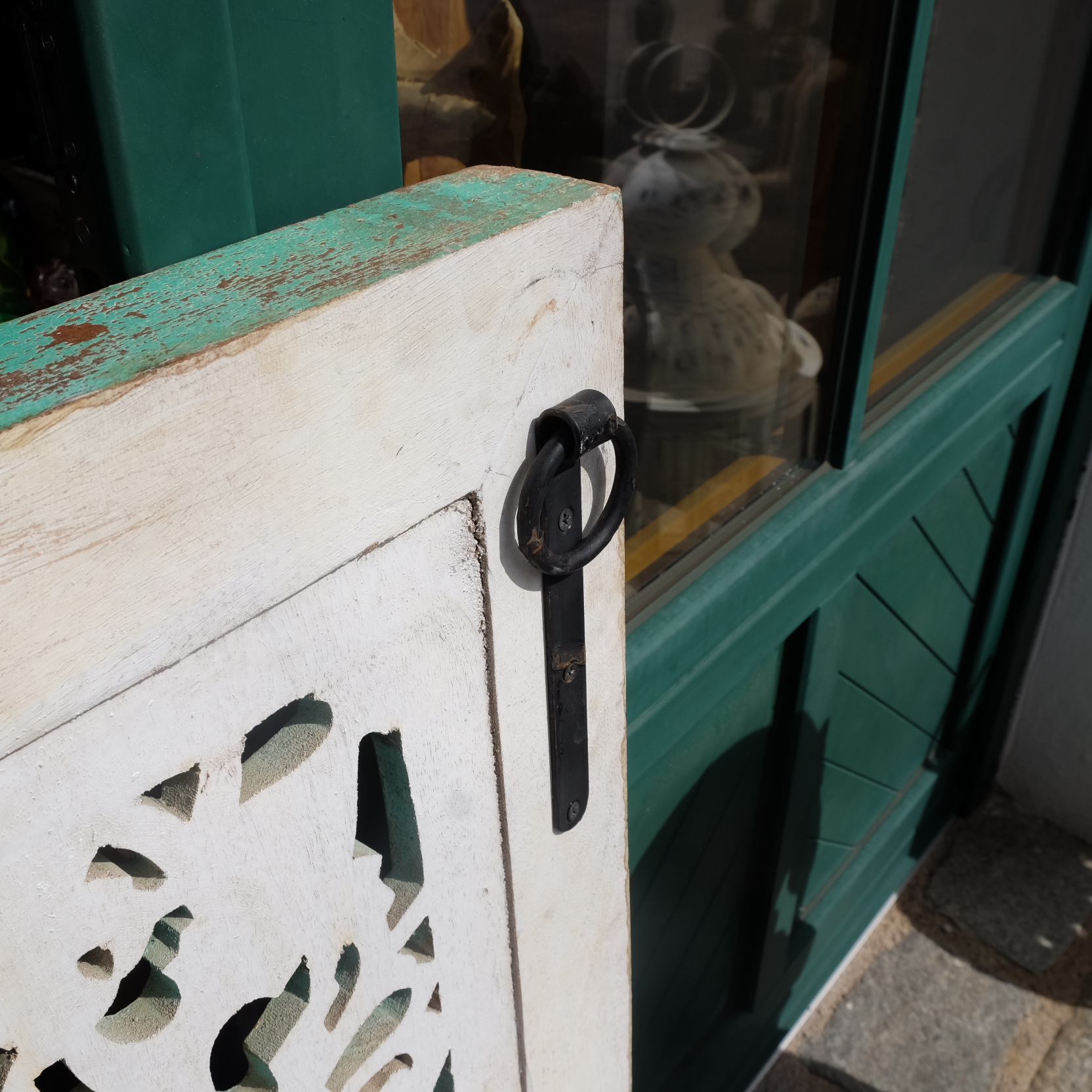 Rechteckiges Relief mit türkis-blauer Patina