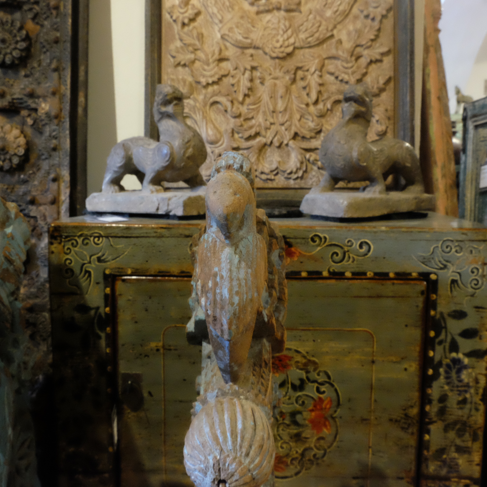 Antike Skulptur aus Holz, Pfau oder Buddha