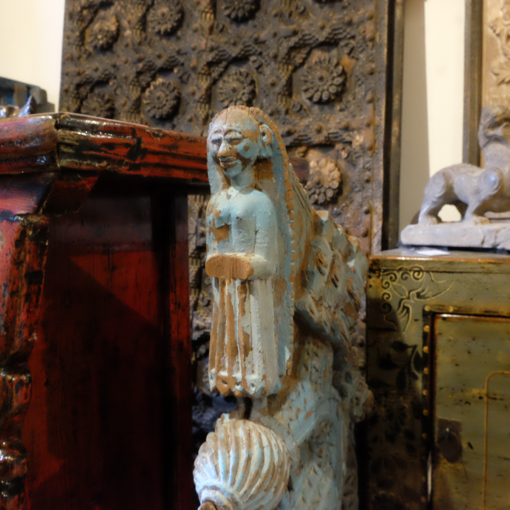 Antike Skulptur aus Holz, Pfau oder Buddha