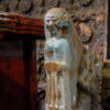 Antike Skulptur aus Holz, Pfau oder Buddha