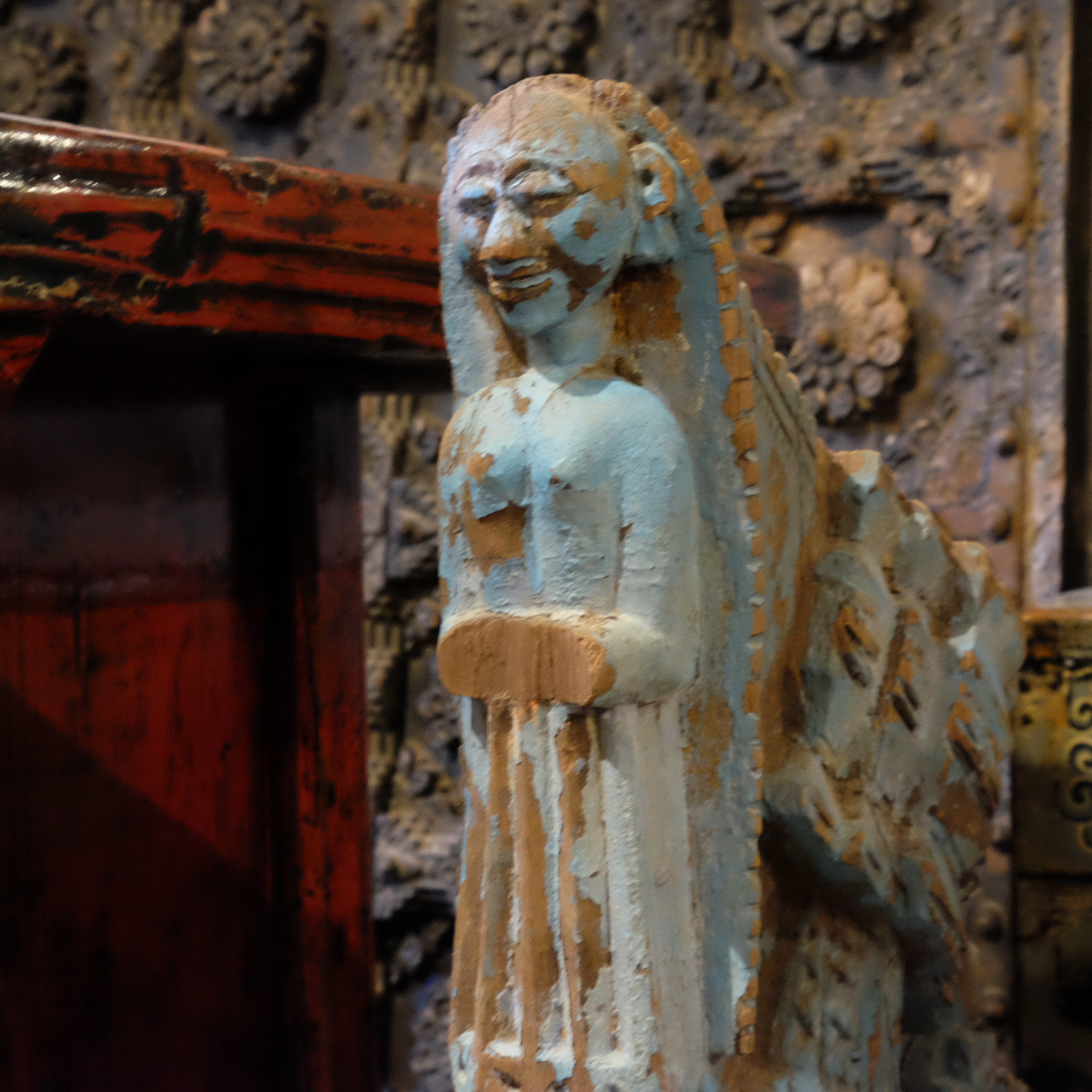 Antike Skulptur aus Holz, Pfau oder Buddha