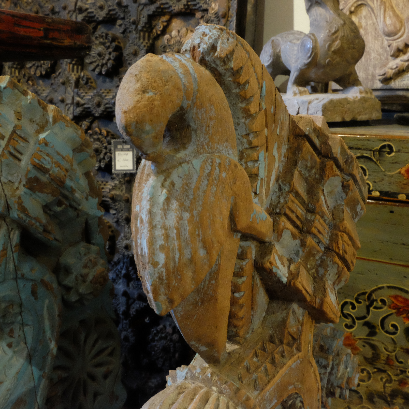 Antike Skulptur aus Holz, Pfau oder Buddha