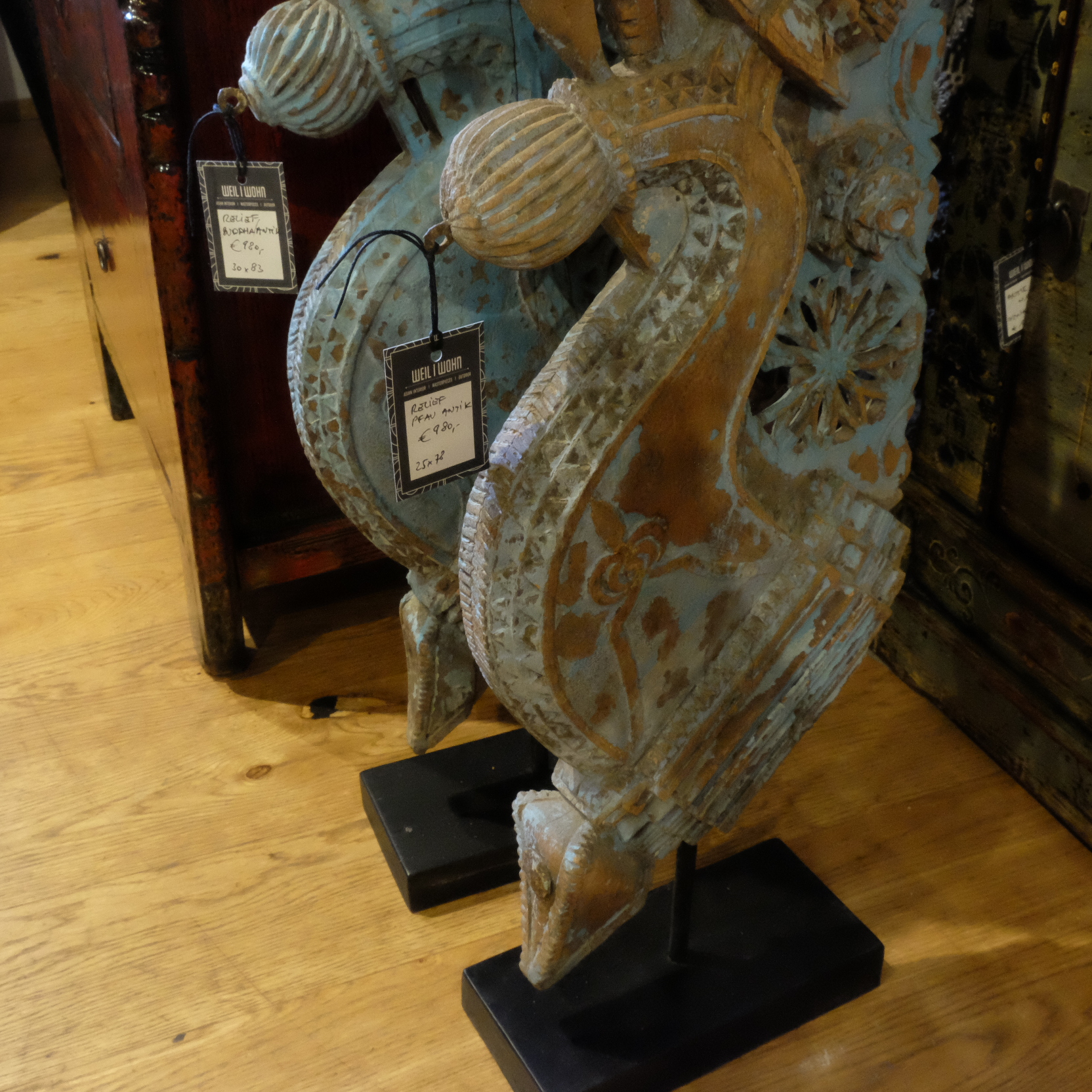 Antike Skulptur aus Holz, Pfau oder Buddha