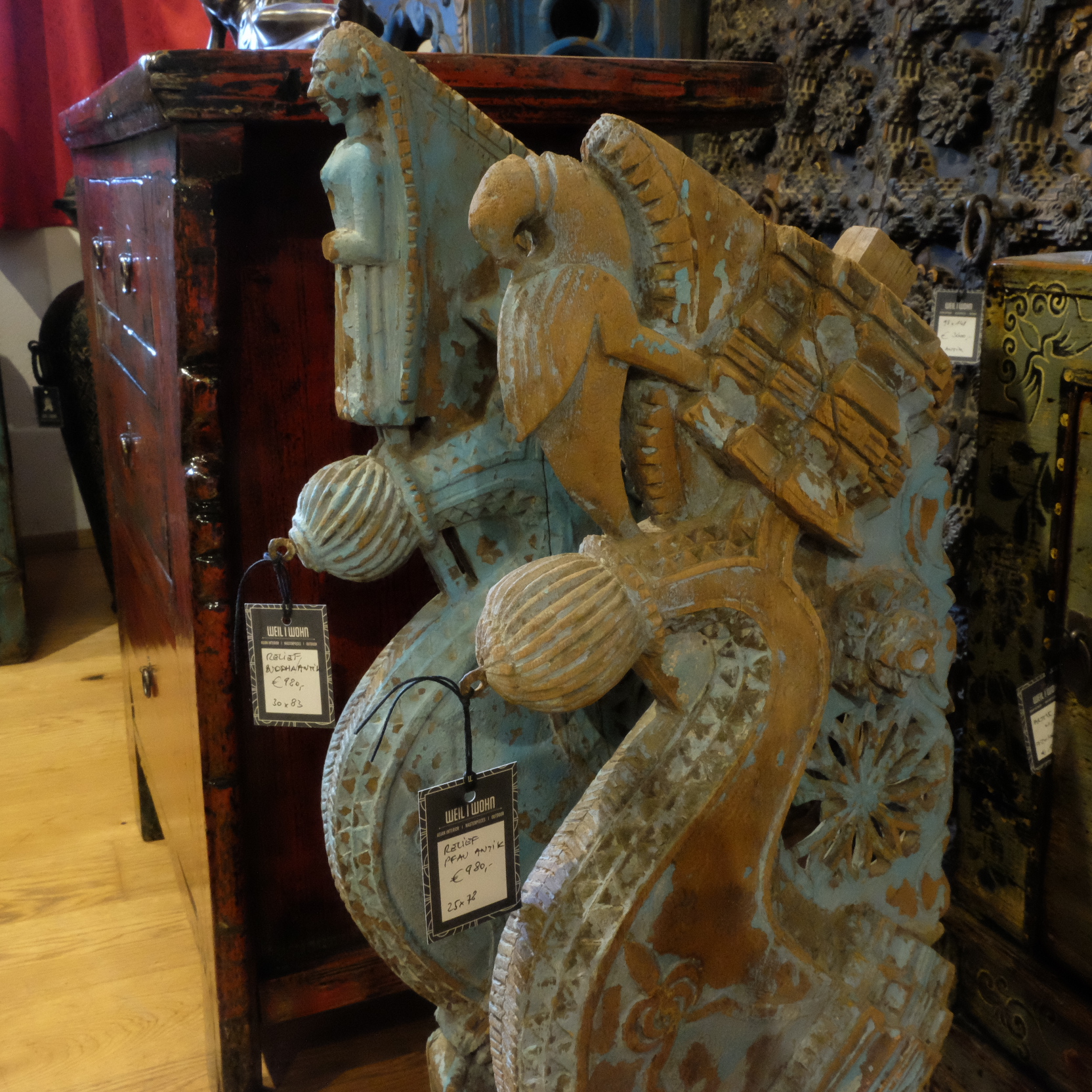 Antike Skulptur aus Holz, Pfau oder Buddha